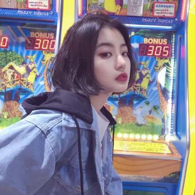 女生白底简约动漫头像图片