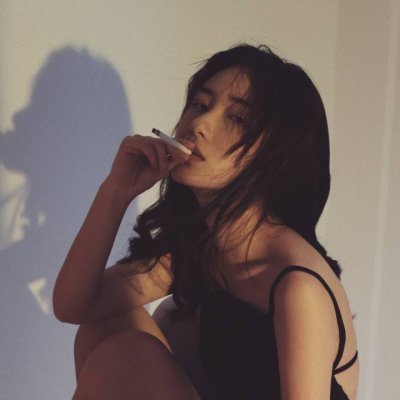 qq女生头像拿着手机图片