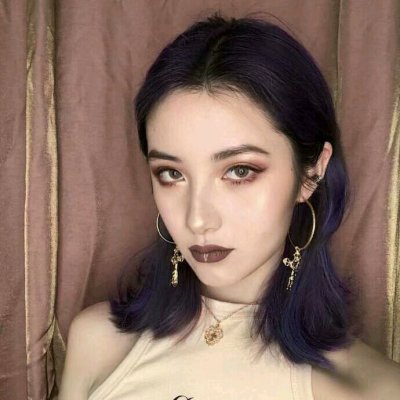 qq女生头像拿着手机图片