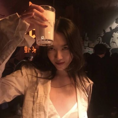 qq女生头像拿着手机图片