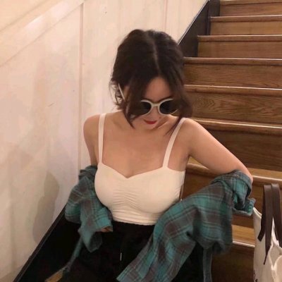 qq女生头像拿着手机图片