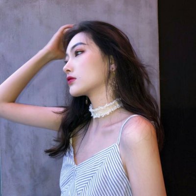 qq女生头像拿着手机图片