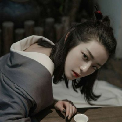 qq女生头像拿着手机图片