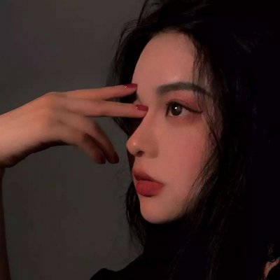 qq女生头像拿着手机图片