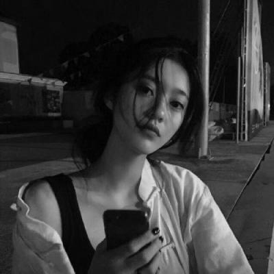 戴耳麦的女生动漫头像图片