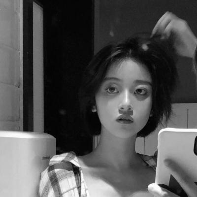 戴耳麦的女生动漫头像图片