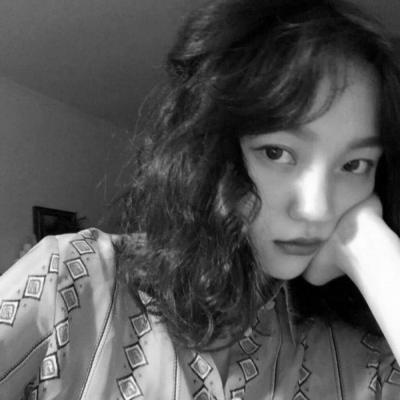 戴耳麦的女生动漫头像图片