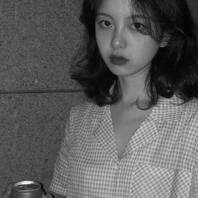 戴耳麦的女生动漫头像图片