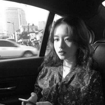 戴耳麦的女生动漫头像图片