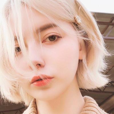 抱着猫的侧身女生头像图片