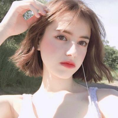 抱着猫的侧身女生头像图片