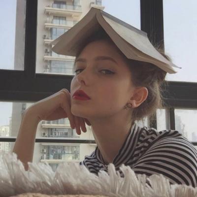 抱着猫的侧身女生头像图片