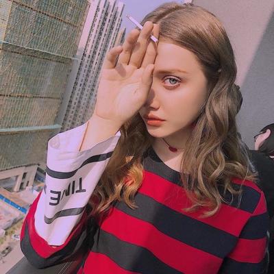 抱着猫的侧身女生头像图片