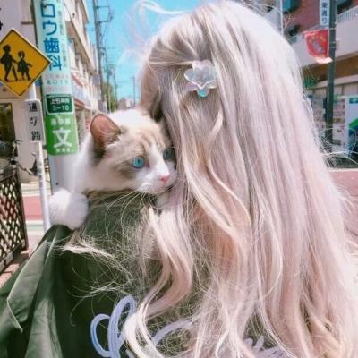 抱着猫的侧身女生头像图片