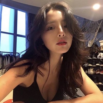 动漫剪刀手的头像女生图片