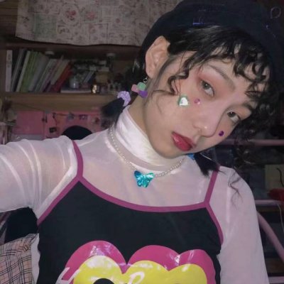动漫剪刀手的头像女生图片