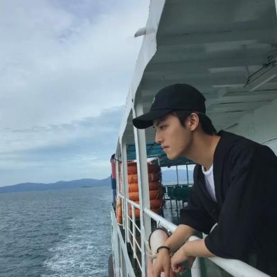 2018最新欧美头像男生伤心图片