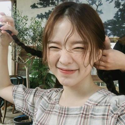 女生动漫黑白背影头像图片