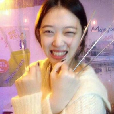 女生动漫黑白背影头像图片