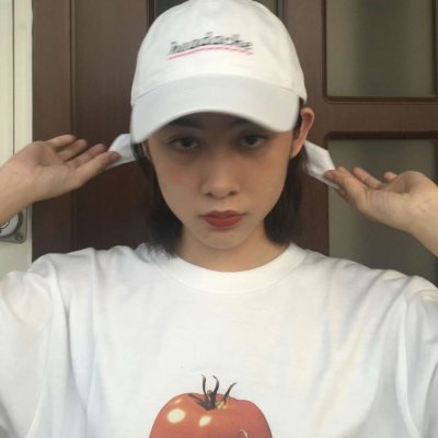 戴手表的女生头像侧面图片