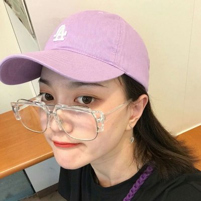 戴手表的女生头像侧面图片
