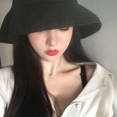 戴手表的女生头像侧面图片