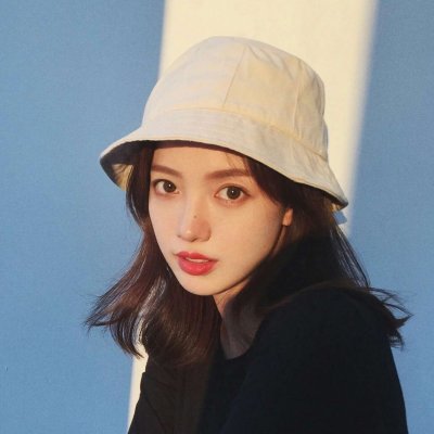 戴手表的女生头像侧面图片