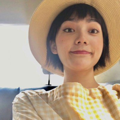 戴手表的女生头像侧面图片
