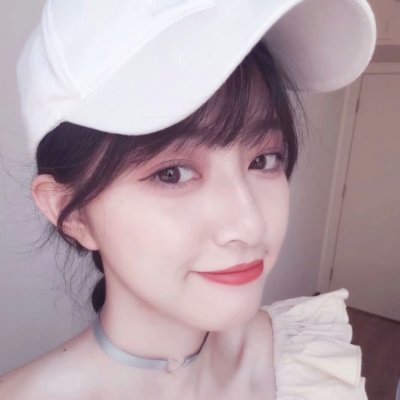 戴手表的女生头像侧面图片