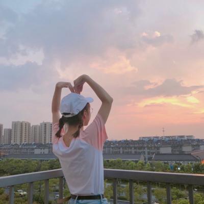 唯美卡通短发女生头像图片