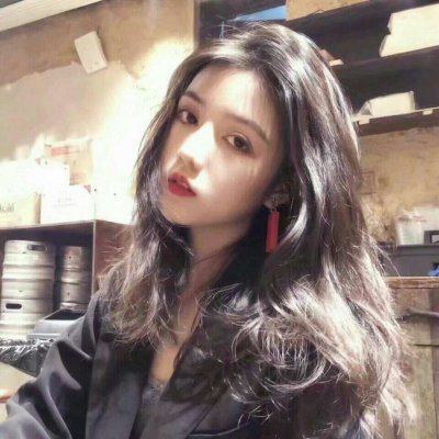盘腿坐的女生qq头像图片