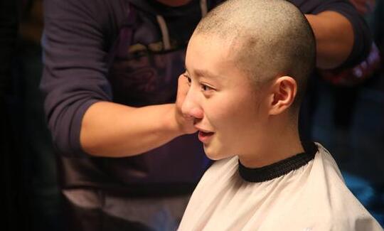 王鹤润为什么剃光头因矿泉水事件吗 王鹤润头发长了吗图片