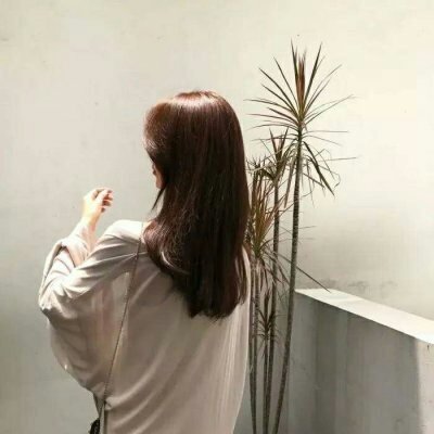 黑白伤感女生动漫头像图片