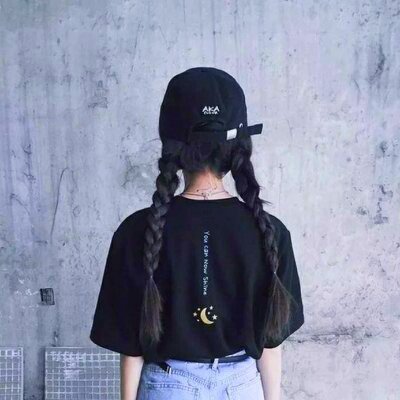 黑白伤感女生动漫头像图片