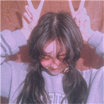 美女qq唯美好看头像卖萌图片 剪刀手卖萌的样子更可爱图片