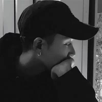 qq黑白男生上半身肌肉头像图片