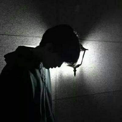 qq黑白男生上半身肌肉头像
