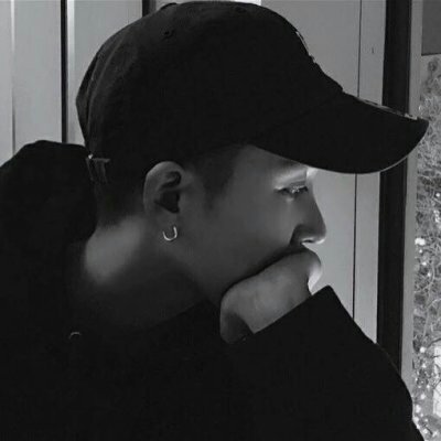 qq黑白男生上半身肌肉头像图片