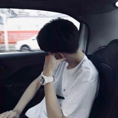 2019含着棒棒糖的男生头像动漫图片