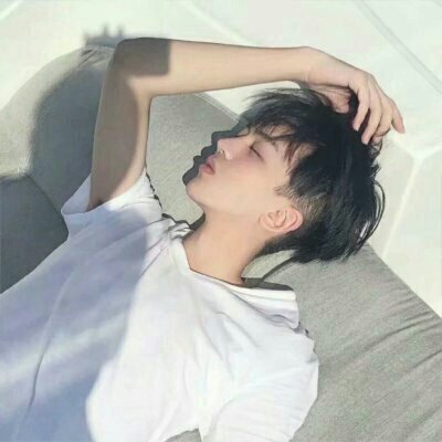 2019含着棒棒糖的男生头像动漫图片