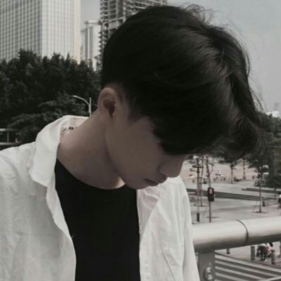 2019含着棒棒糖的男生头像动漫图片