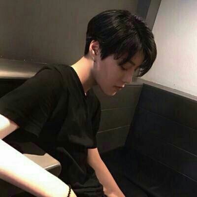 2019含着棒棒糖的男生头像动漫图片