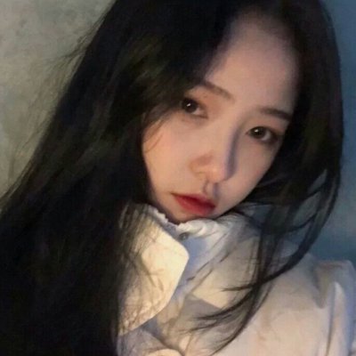 个性女生全身锁骨头像图片
