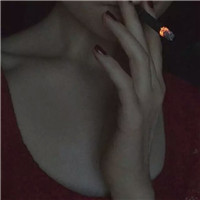 个性唯美好看头像女生气质高冷抽烟，女人抽起烟来的姿势没谁了图片