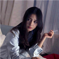 个性唯美好看头像女生气质高冷抽烟，女人抽起烟来的姿势没谁了图片