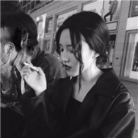 个性唯美好看头像女生气质高冷抽烟，女人抽起烟来的姿势没谁了图片