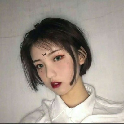 女生头像半身白色衣服
