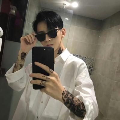 2019帅气潮流的很拽的头像男生头像抽烟图片