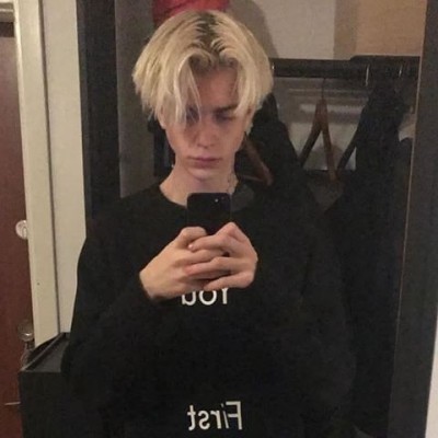 白色男生侧面头像图片