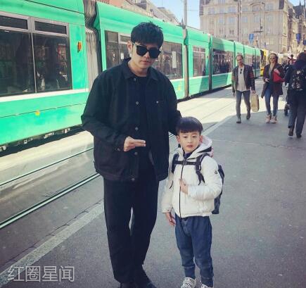 周杰伦怎么瘦了 和路人合影重回颜值巅峰网友超惊讶